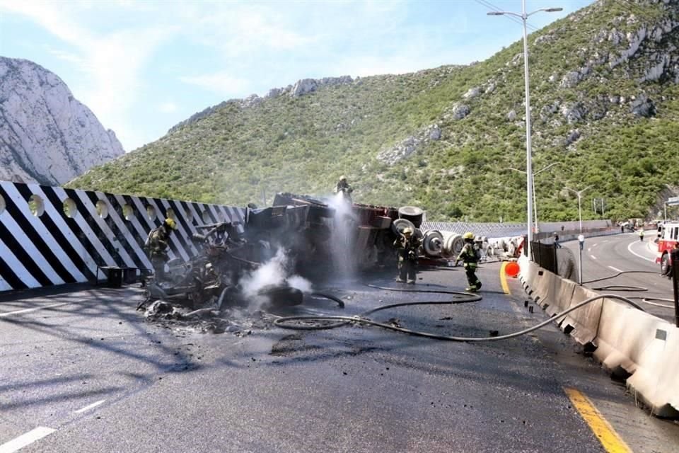 Tras quedarse sin frenos, la unidad pesada volcó y se incendió.