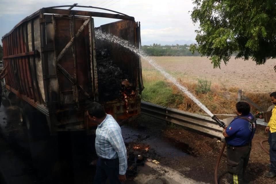 Tráileres fueron quemados en la vía  Culiacán-Mazatlán.