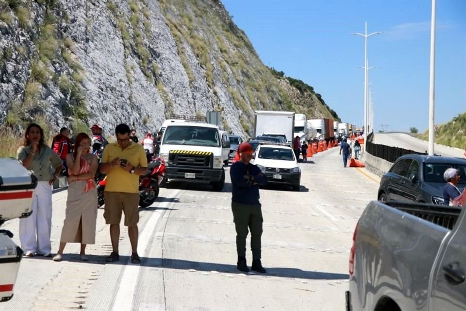 El trágico accidente provocó el cierre de la Autopista a Saltillo, por lo que algunos conductores se acercaron a la zona del siniestro.