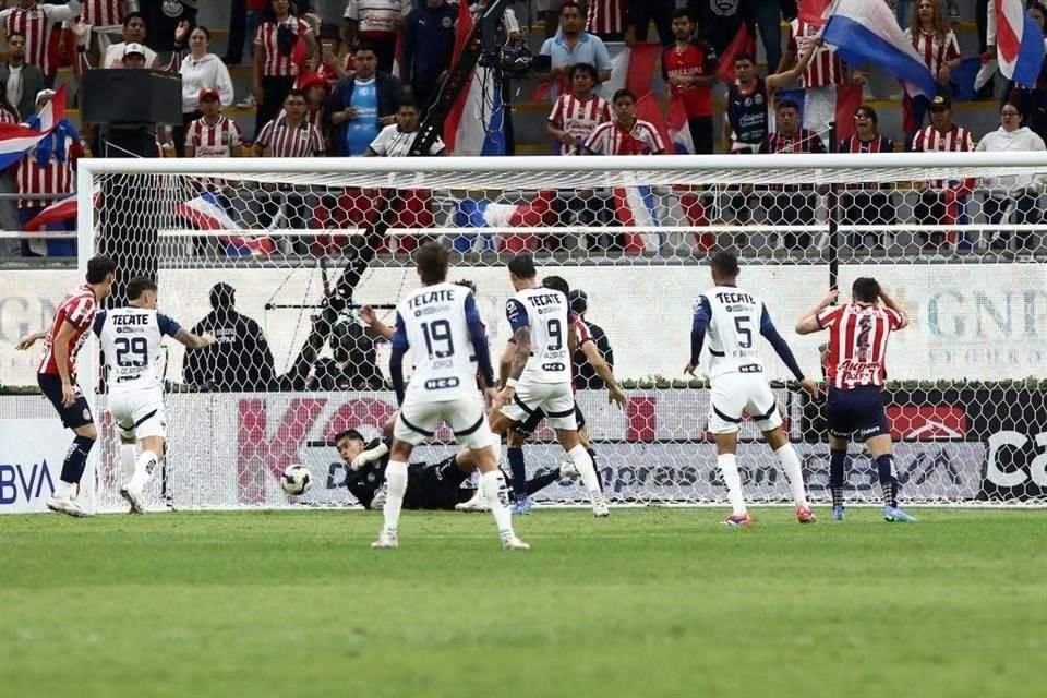 Lucas Ocampos marcó su gol, pero el silbante marcó falta previa y se anuló.