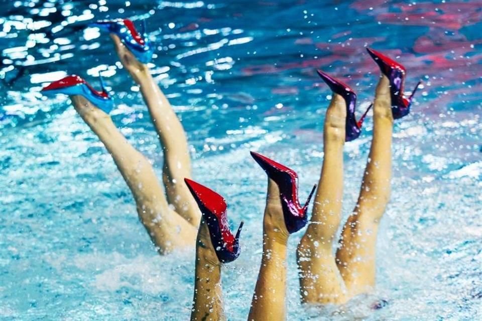 Esta hipnótica actuación convirtió la legendaria piscina en un escenario para la innovación y el asombro.