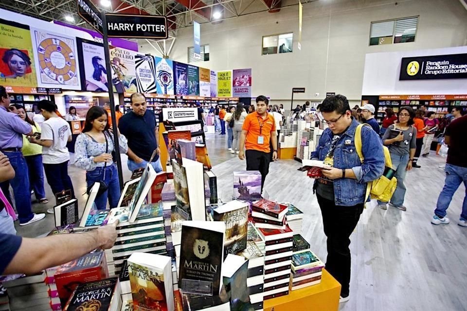 Los lectores abarrotaron las instalaciones de la feria, en Cintermex.