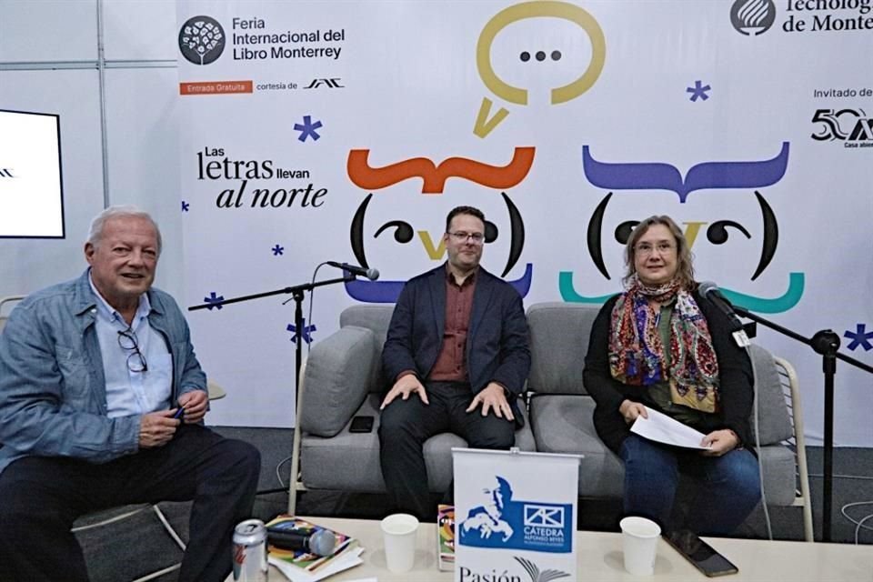 Federico Reyes Heroles (izq.) estuvo acompañado por Ricardo Marcos y Ana Laura Santamaría en la presentación de su libro.