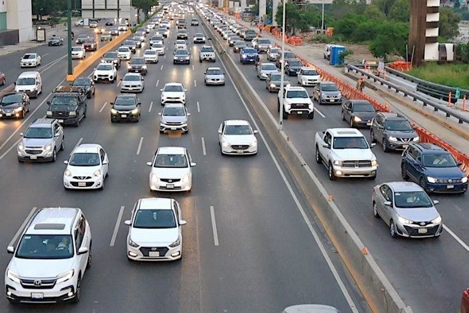 La cantidad de automóviles que tiene placas foráneas representa el 15 por ciento del padrón vehícular de Nuevo León.