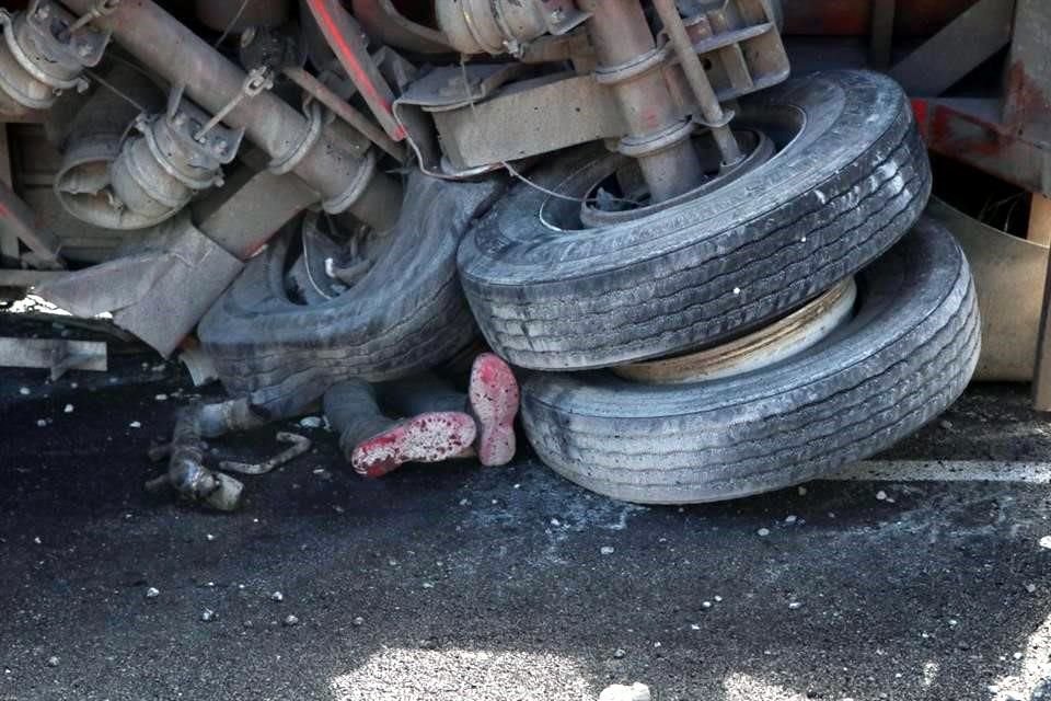 Los cuerpos de algunas víctimas quedaron bajo el tráiler que, según el chofer, tuvo una falla en los frenos.