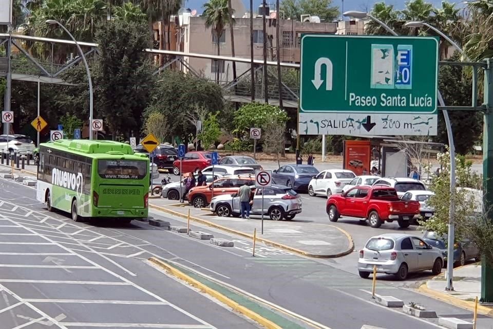 La bahía para los camiones es usada como estacionamiento frente al Pabellón Ciudadano.