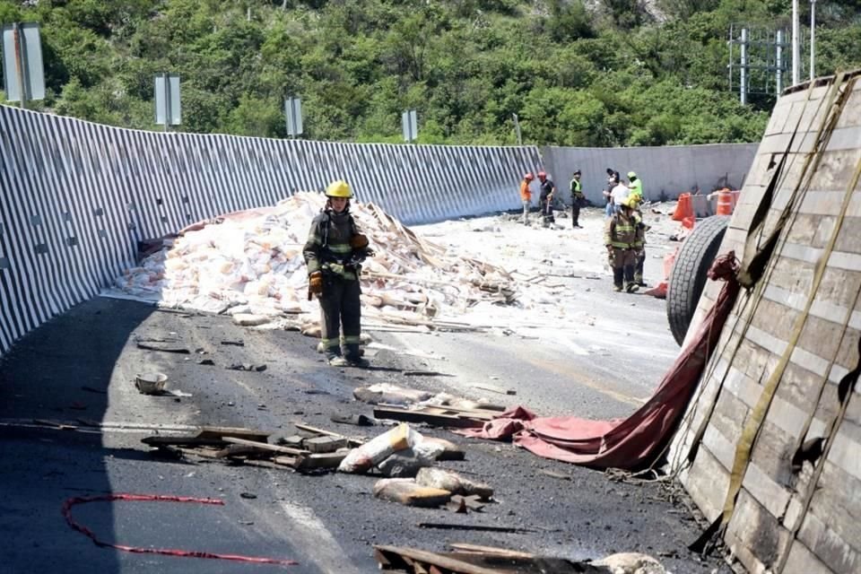 Bomberos controlaron el incendio del tráiler de doble plataforma que transportaba 40 toneladas de yeso.