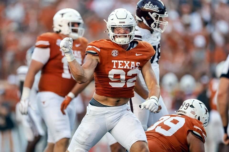 Colton Vasek, (número 92) de los Texas Longhorns, celebra una tackleada ante Mississippi State Bulldogs.