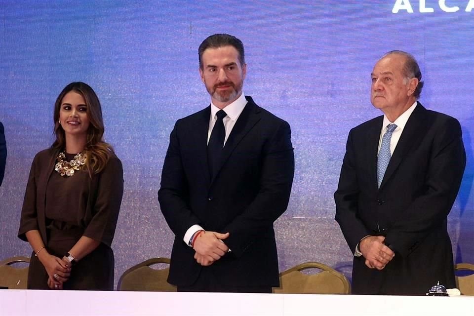 De izq a der: La presidenta de la Mesa Directiva del Congreso, Lorena de la Garza, el Alcalde electo por Monterrey, Adrián de la Garza y el Secretario de Gobierno, Javier Navarro.