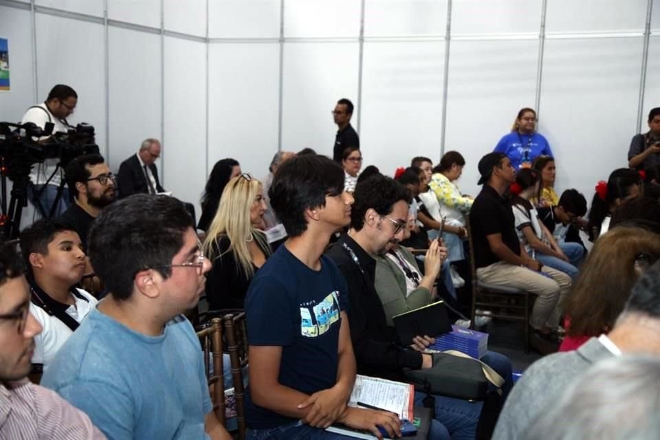 Jóvenes lectores asisten a las conferencias en la FIL.