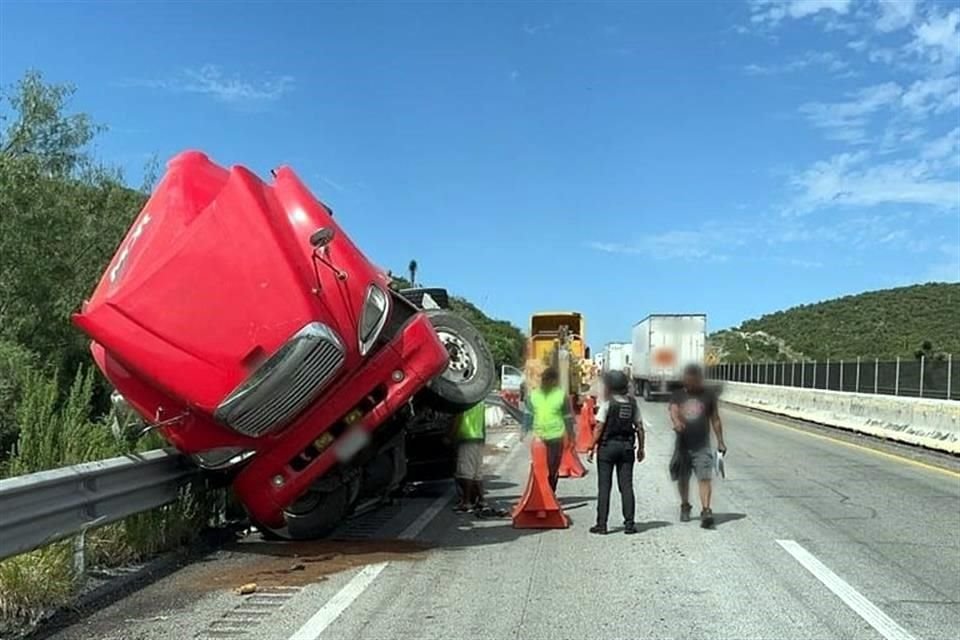 En el lugar, el chofer de un tráiler perdió el control y terminó por volcar, regando parte de la carga que llevaba rumbo a la frontera.