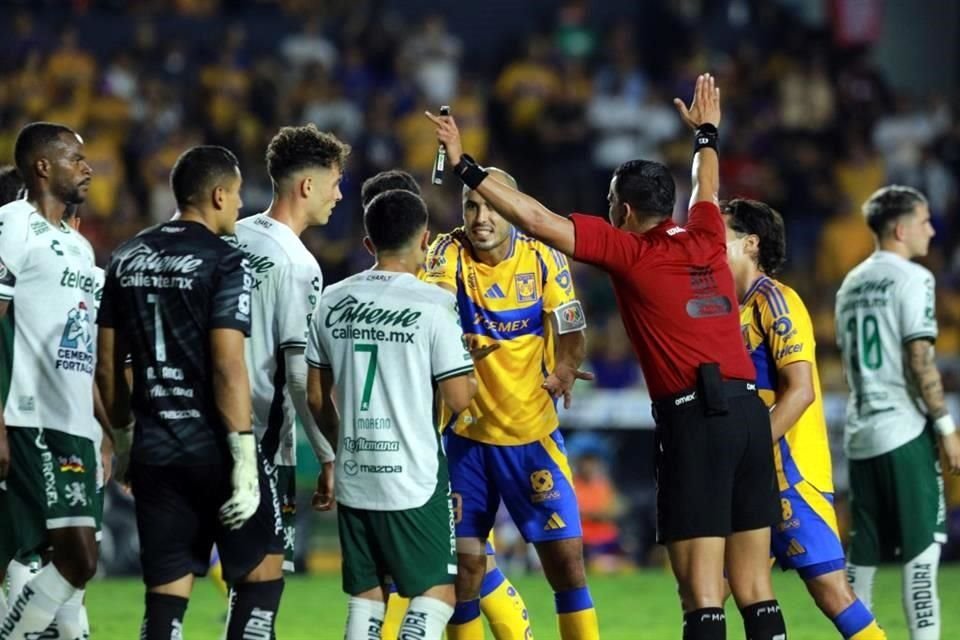 El silbante Daniel Quintero Huitrón anuló el tercer tanto de León por fuera de lugar.