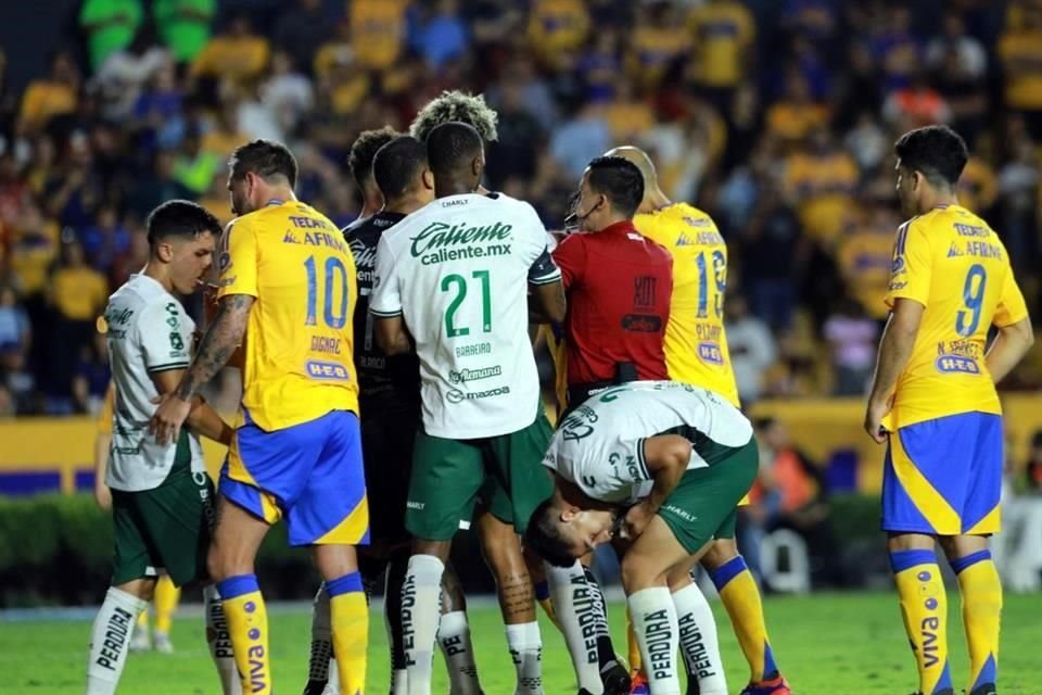 La Fiera no pudo mantener la ventaja y los Tigres rescataron el 2-2.