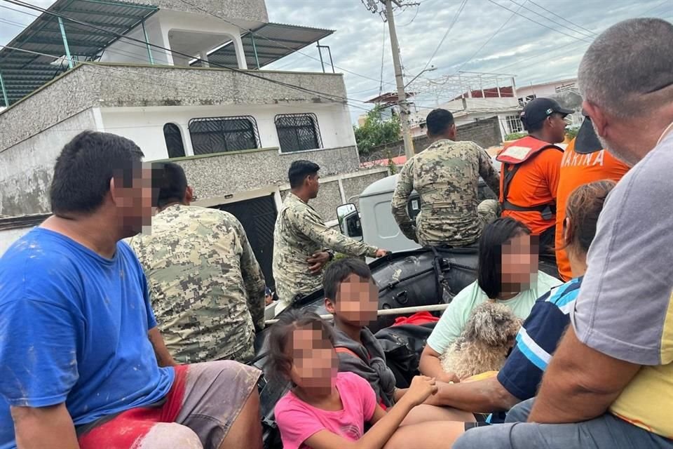 Tras el paso de 'John' que dejó 15 muertos, las lluvias regresaron a Acapulco amenazando a la población con hacer más destrozos.