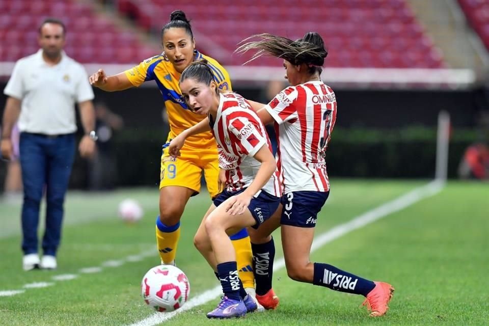 Tigres Femenil puso en riesgo la cima de la tabla general tras igualar 1-1 ante Chivas Femenil en Guadalajara, pues podrían ser superadas este lunes si las Tuzas del Pachuca le ganan a Toluca.