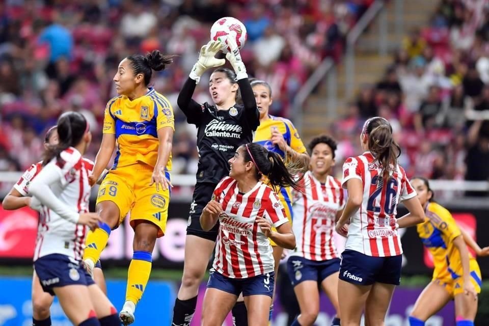 Tigres Femenil puso en riesgo la cima de la tabla general tras igualar 1-1 ante Chivas Femenil en Guadalajara, pues podrían ser superadas este lunes si las Tuzas del Pachuca le ganan a Toluca.