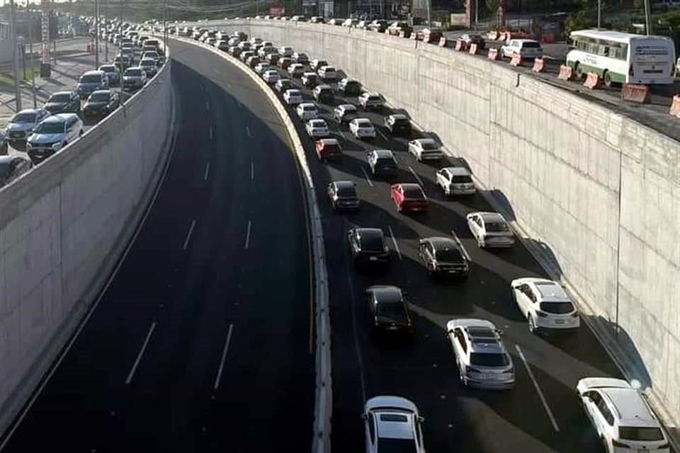 A las 7:50 horas fueron abiertos los carriles de poniente a oriente, quedando cerrado el sentido contrario.