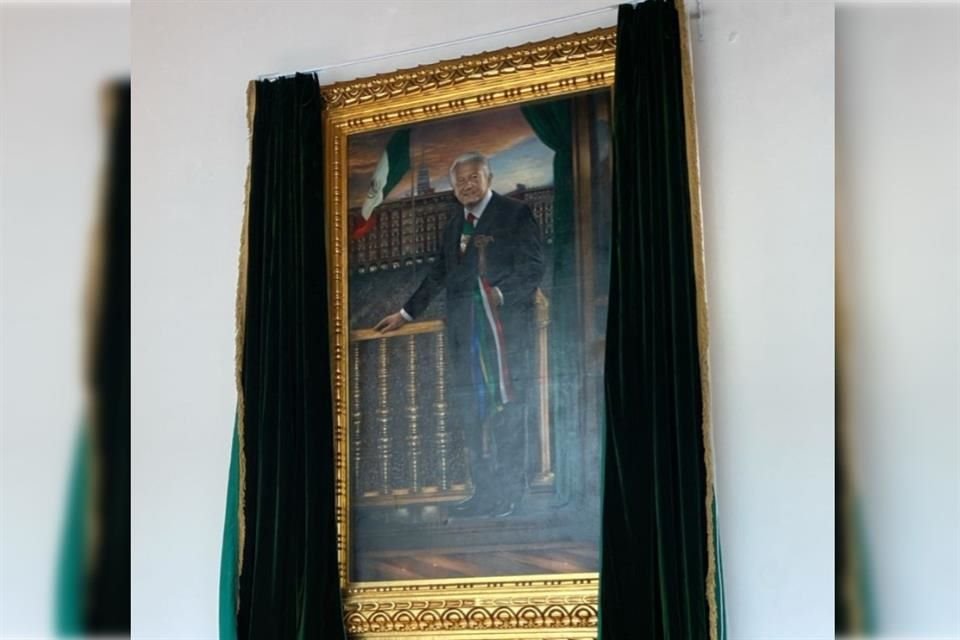 La Oficina de la Presidencia dejó en claro que la pintura debía incluir al Jefe del Ejecutivo frente al balcón central de Palacio Nacional.