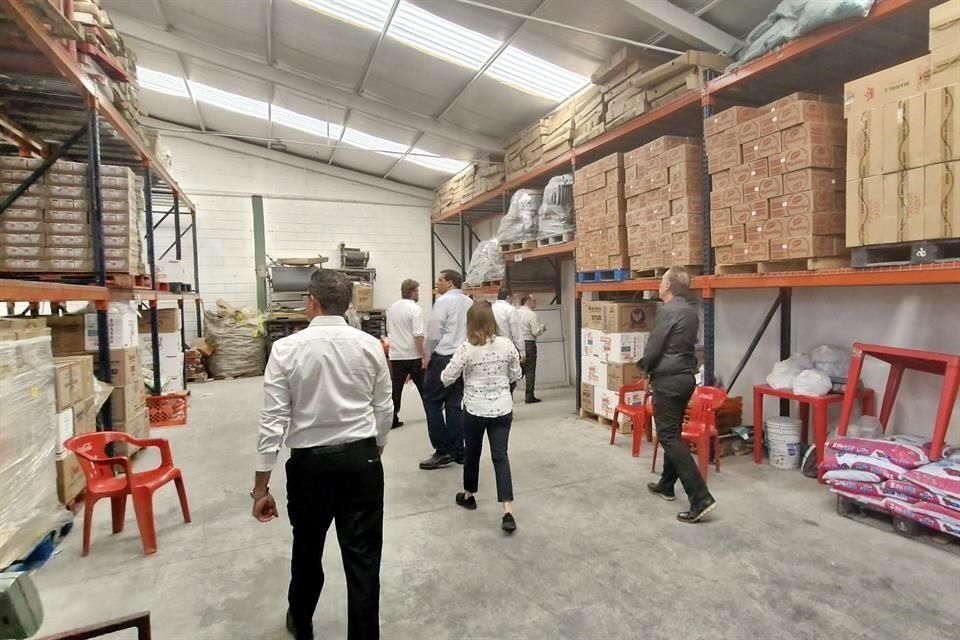 Durante el recorrido se visitaron áreas como bodegas y almacenes.