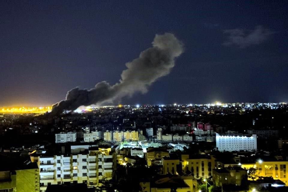 Una columna de humo se alza en el sur de Líbano tras un bombardeo israelí.