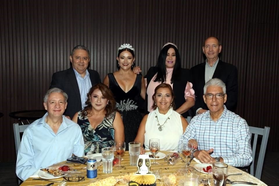 Óscar Manuel Garza Tamez, Diamantina Salazar de Garza, Diana de Anderson, Lloyd Anderson, Alfredo González, Mayra Quintanilla de González, Leticia Garza y Felipe Rodríguez