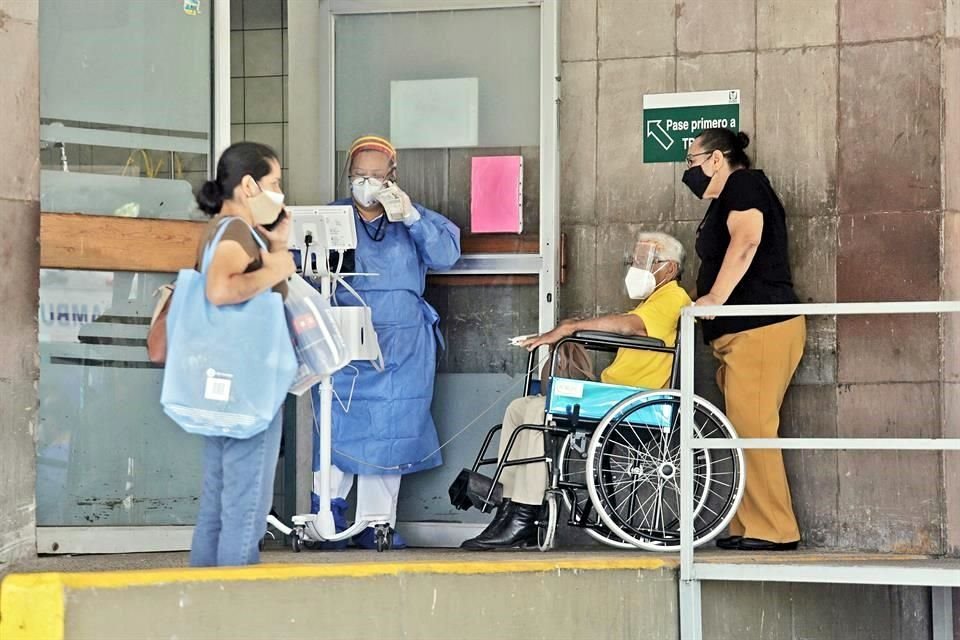 Clínica 6 IMSS. En sólo 15 minutos, cuatro pacientes llegaron a 'Urgencias Covid-19' de la Clínica 6 del IMSS, en San Nicolás, y sus familiares tuvieron que aguardar por noticias de su salud.