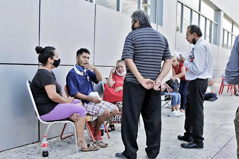 Clínica 4 IMSS. Afuera del hospital, decenas de personas estuvieron durante el día al pendiente de sus familiares internados por Covid.