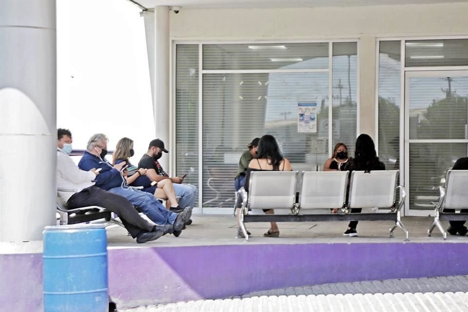 Hospital Metropolitano. En el área triage del hospital se vio a familiares de pacientes Covid esperando a saber cómo evolucionaban.