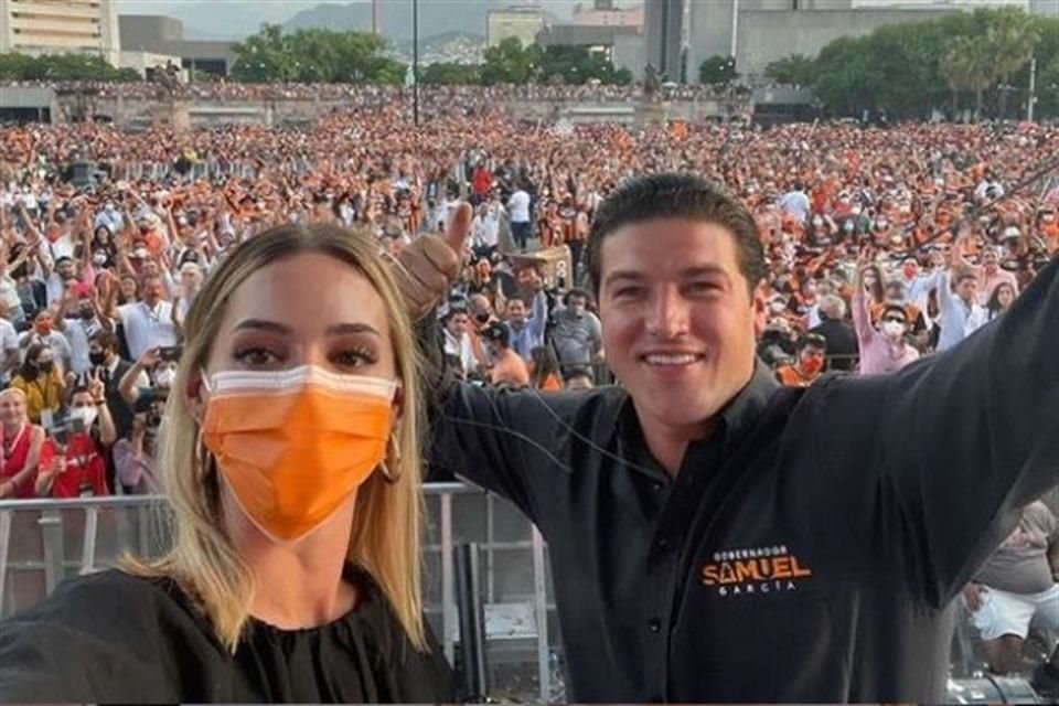 Mariana Rodríguez y Samuel García festejan en la macroplaza de Nuevo León.