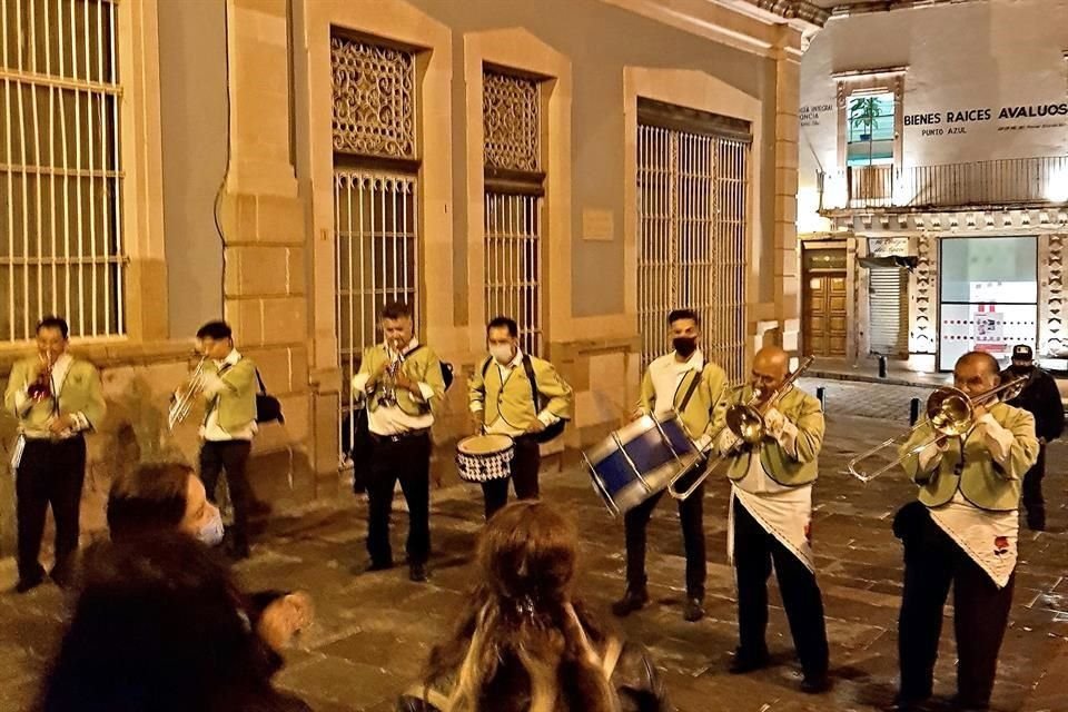 Callejoneada zacatecana, un lugar para desenfadarse y pasear por las calles de la ciudad, al ritmo de los metales y de la tambora.