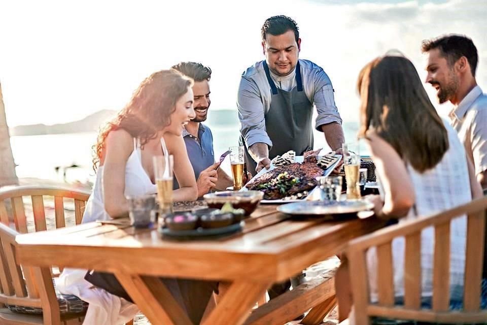 Podrás disfrutar de un festín de ceviches y el tradicional pescado zarandeado, muy popular en la zona.