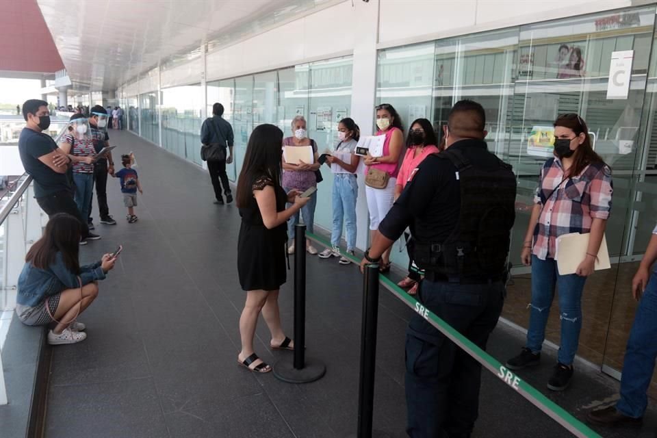 Contrario a lo sucedido en semanas pasadas, cuando hubo esperas de hasta tres horas, ahora el trámite tarda unos 15 minutos en las oficinas de la SRE en Paseo Tec.