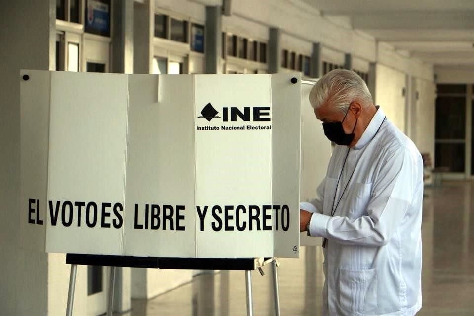 El Arzobispo Rogelio Cabrera López acudió a participar en la Consulta Popular.