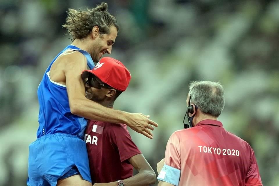 Gianmarco Tamberi celebra con Mutaz Essa Barshim que ambos subiría a lo más al del podio.