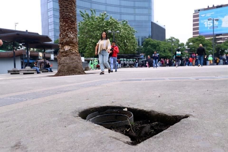 Aún con desperfectos y con trabajos en ejecución, la Glorieta de Insurgentes reabrió al público ayer tras semanas cerrada.