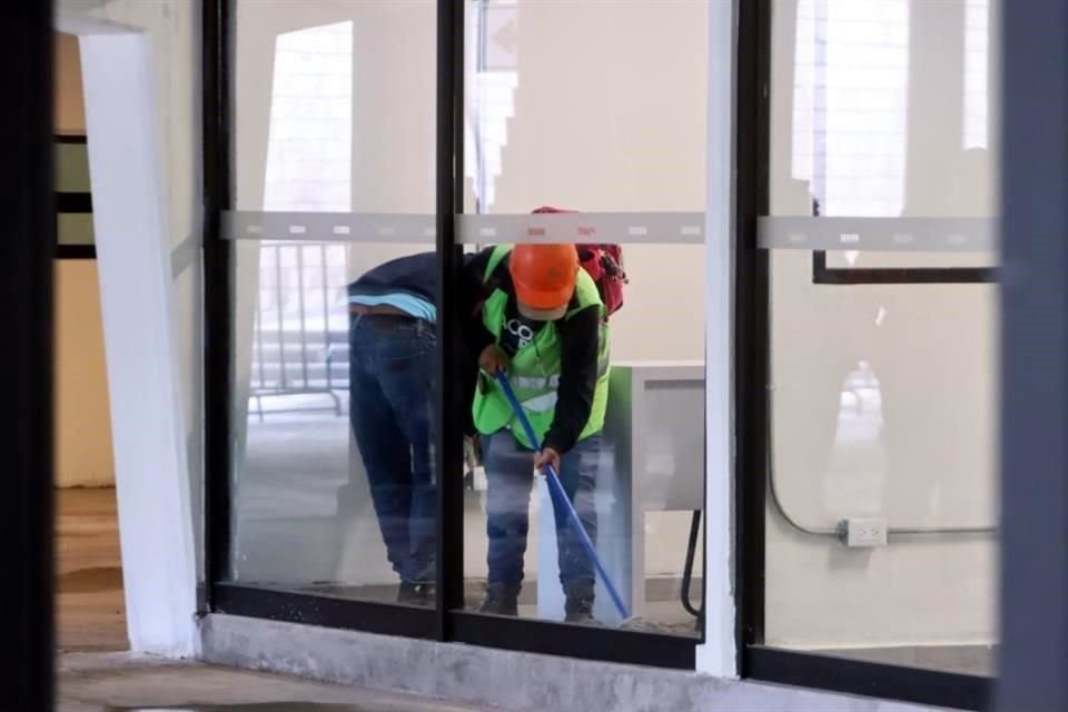 Trabajadores realizaban trabajos previo al acto protocolario.