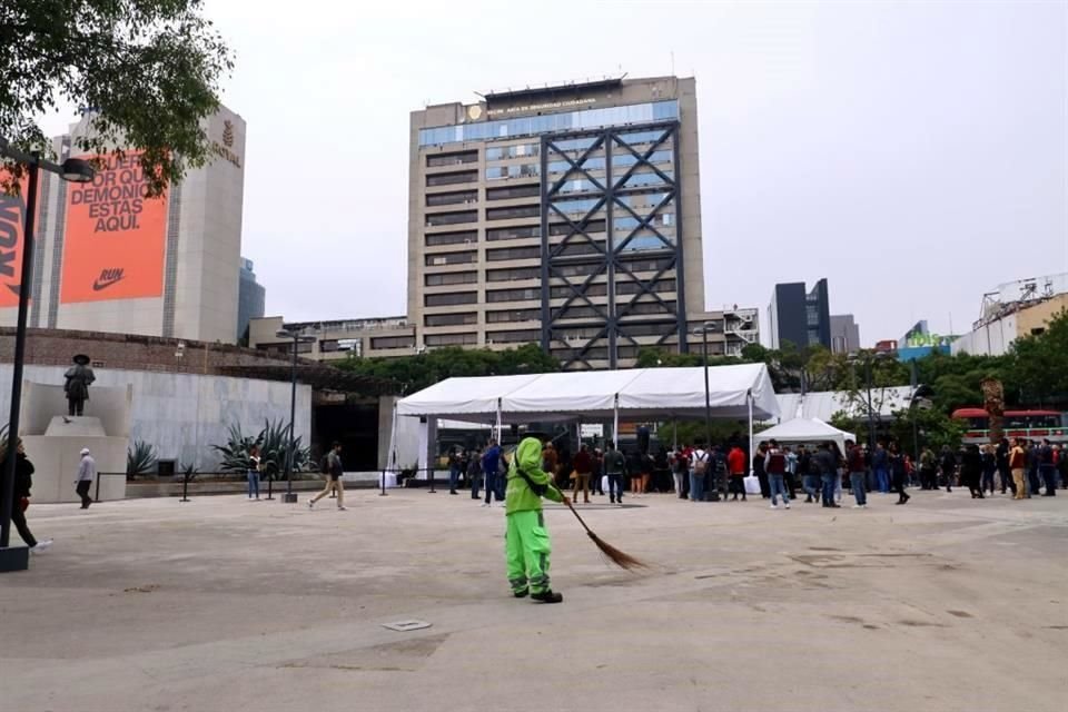 En junio, la estatua del guarda faroles en la Glorieta apenas resaltaba entre los grafitis y la mercancía; ayer lució, incluso, con una nueva plataforma.