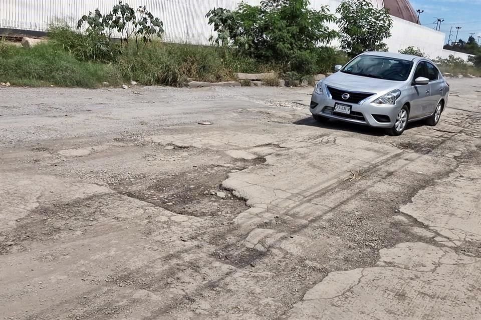  Abundan baches de todos tamaños en los límites de San Nicolás y Monterrey.