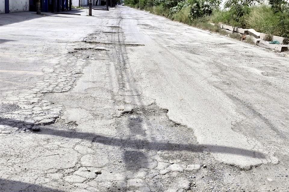  Abundan baches de todos tamaños en los límites de San Nicolás y Monterrey.