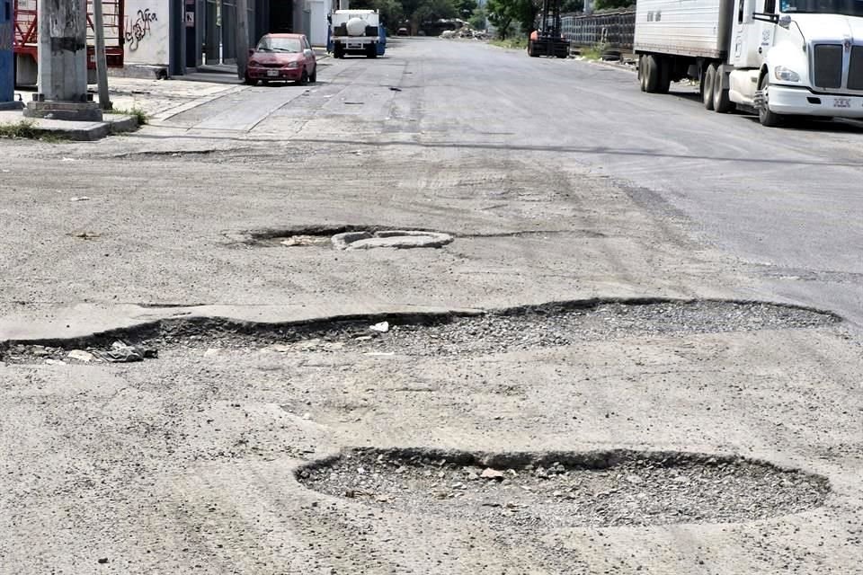  Abundan baches de todos tamaños en los límites de San Nicolás y Monterrey.