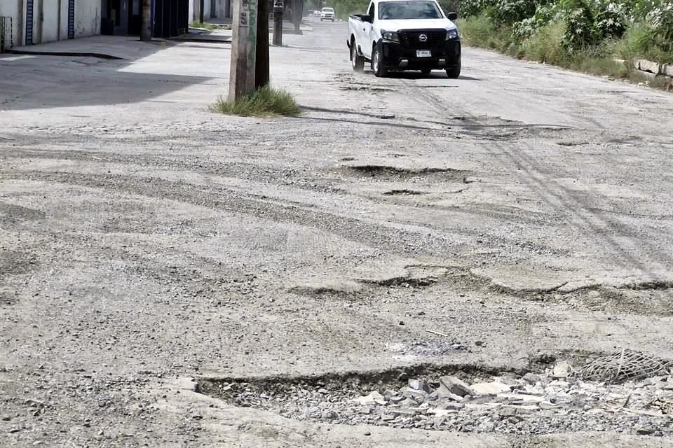 Abundan baches de todos tamaños en los límites de San Nicolás y Monterrey.
