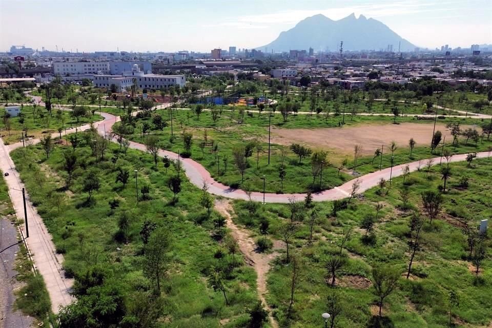 El parque ecuperó el verde pero muestra abandono.