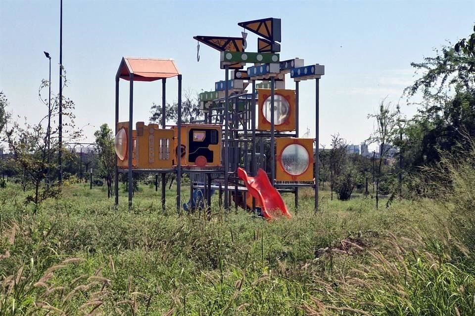 La Plaza Libertad luce con la maleza crecida y en el abandono.