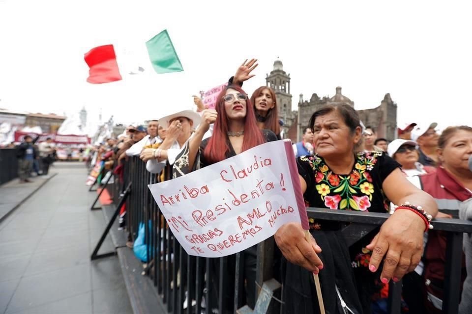 Los simpatizantes portan mensajes de apoyo a Sheinbaum y AMLO.