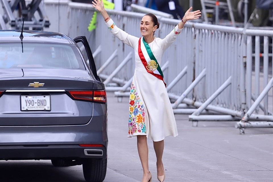 Sheinbaum honró tradiciones mexicanas en investidura como primera Presidenta, luciendo vestido marfil con bordados de artesana oaxaqueña.