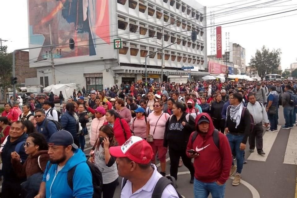 Marcha CNTE en CDMX para pedir a Sheinbaum cumplir pendientes de AMLO.