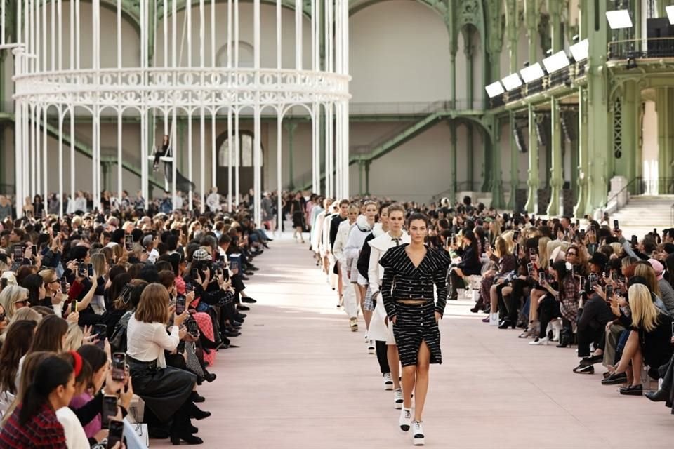 Chanel revisitó sus clásicos, a la espera de una nueva dirección artística. 