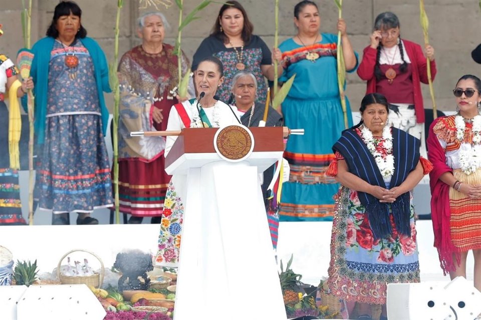 En el Zócalo, Presidenta Sheinbaum reitera los 100 compromisos de su Gobierno, entre los que se encuentra que no regresará neoliberalismo.