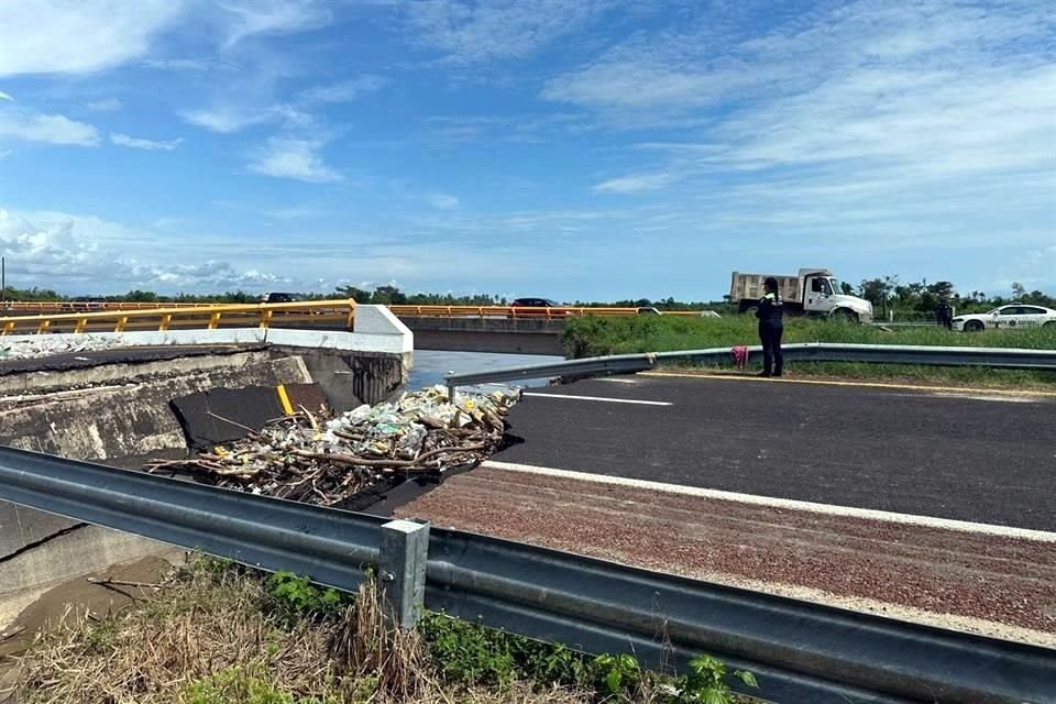 El colapso de un tramo de la vía Viaducto-Diamante de Acapulco fue otra de las afectaciones que dejó en Zona Diamante el huracán 'John'.