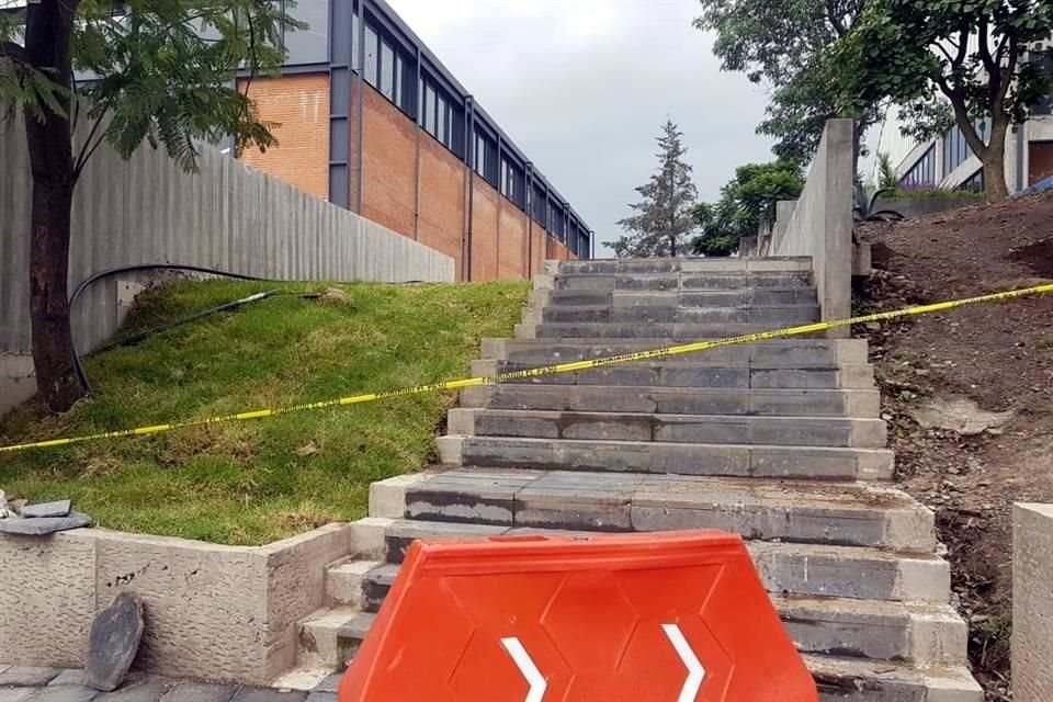 El edificio de acceso es construido junto a la terminal Vasco de Quiroga del Cablebús.